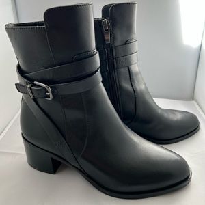 Via Spiga Black Side Zip boot. Size: Women’s 6